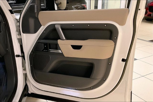 Used 2024 Fuji White Land Rover X-Dynamic SE image 30