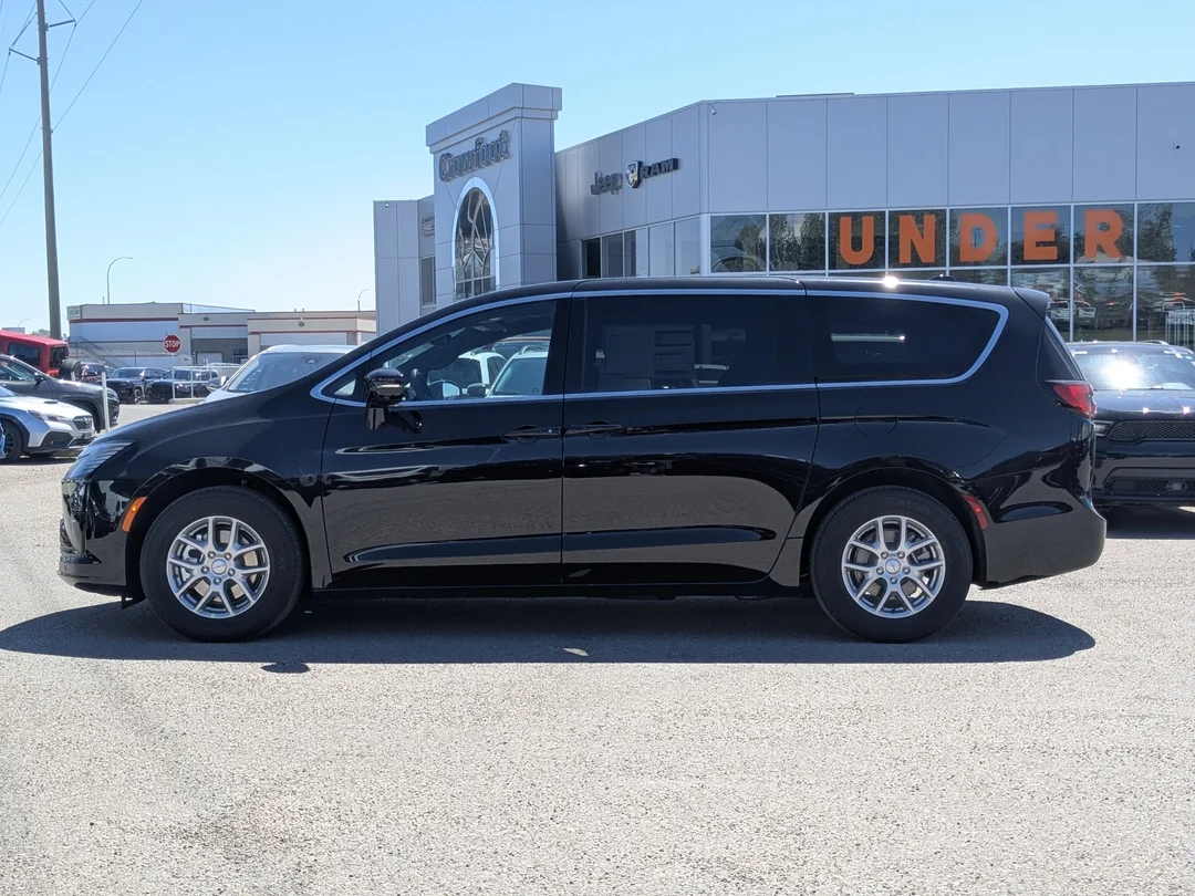 New 2027 Black Chrysler Select - - FWD - Stow n Go Seating - Adaptive Cruise - Blind-Spot - Apple CarPlay & More! image 5