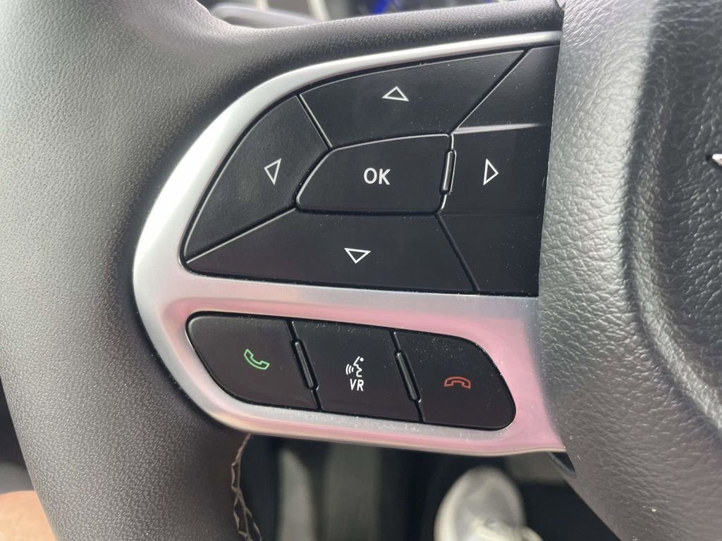 Used 2025 White Chrysler Select image 17