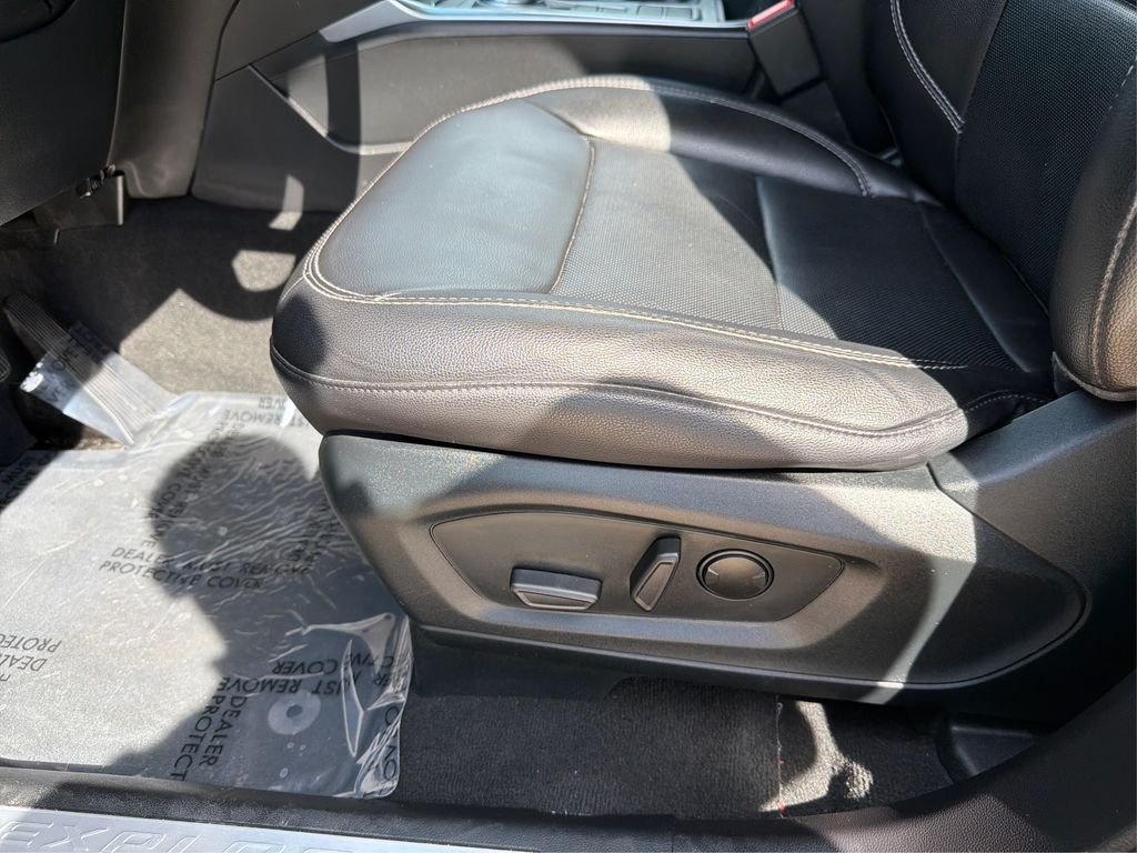Used 2022 White Ford Limited image 19