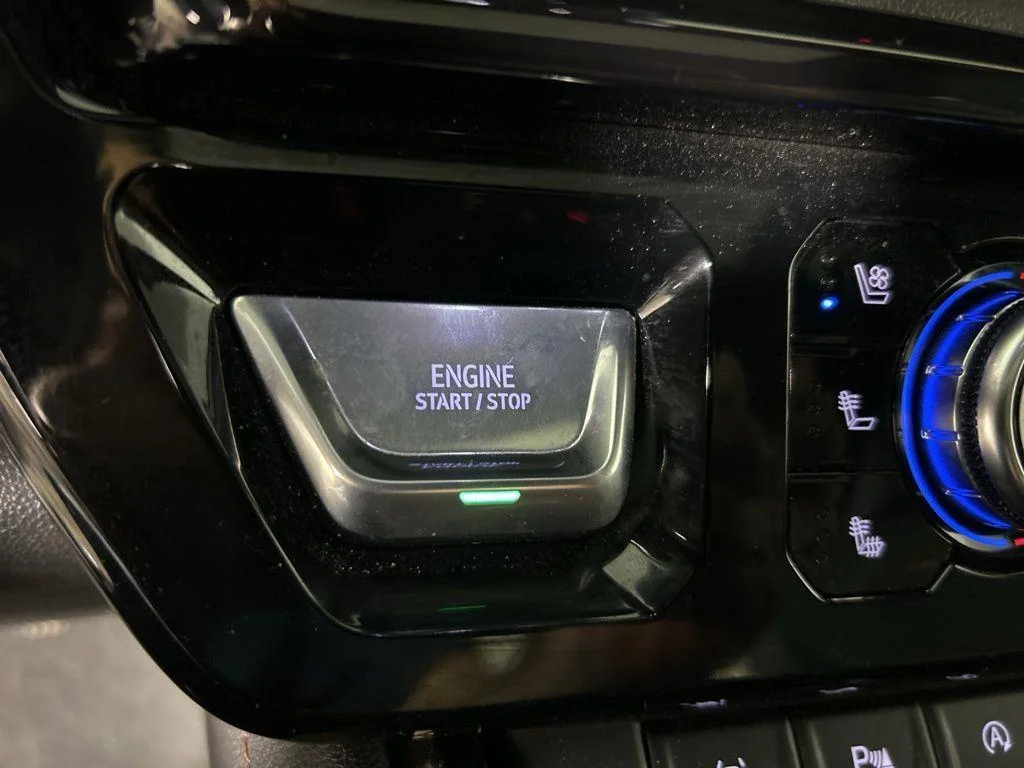 Used 2025 Summit White GMC AT4 image 32