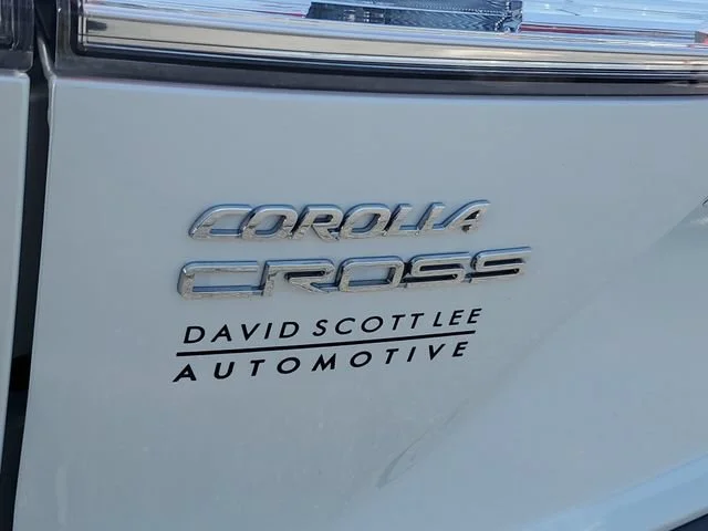 Used 2022 Wind Chill Pearl Toyota LE image 27