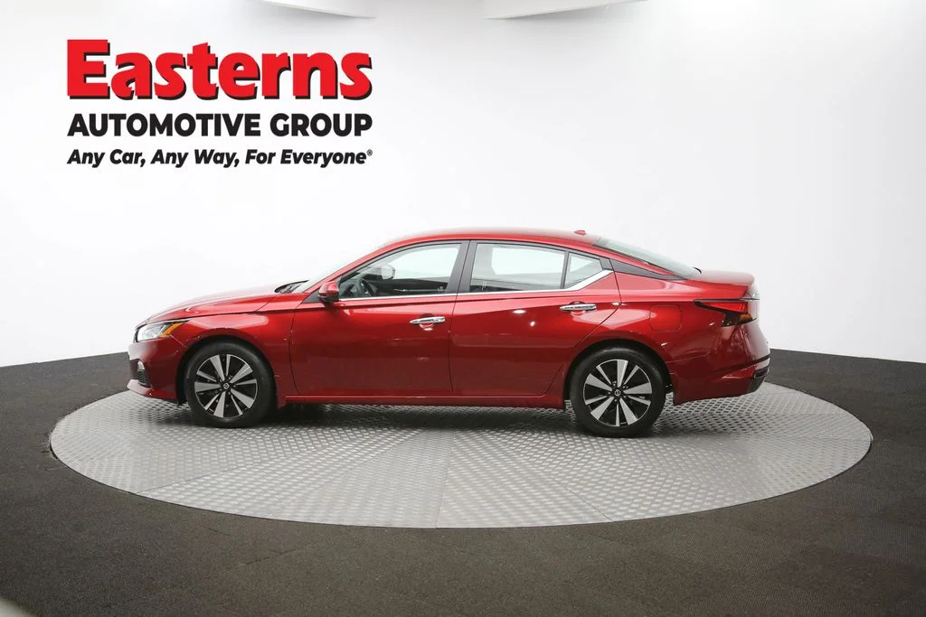 Used 2022 Red Nissan 2.5 SV image 57