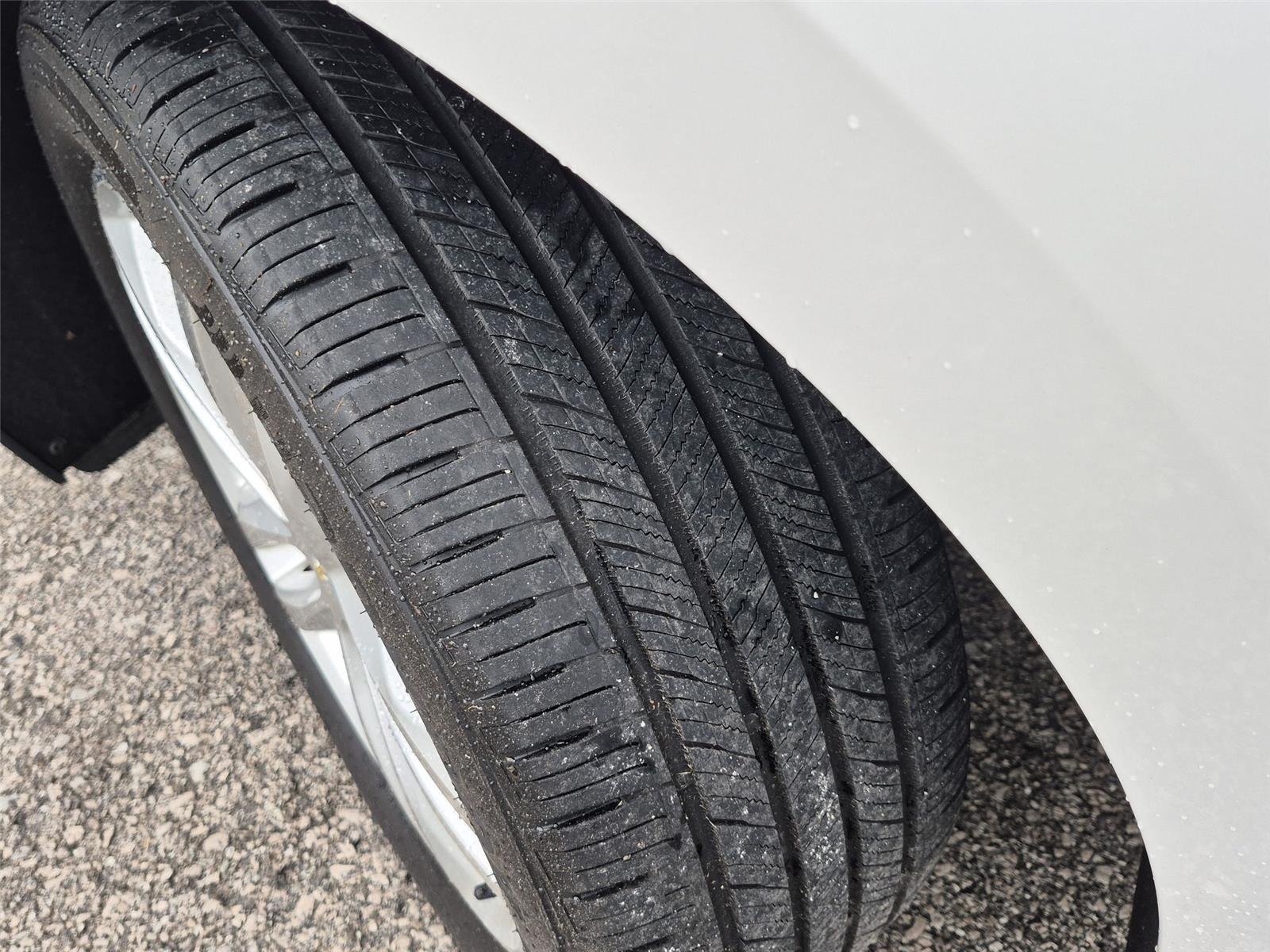 Used 2019 Iridescent Pearl Tricoat Chevrolet Premier image 13