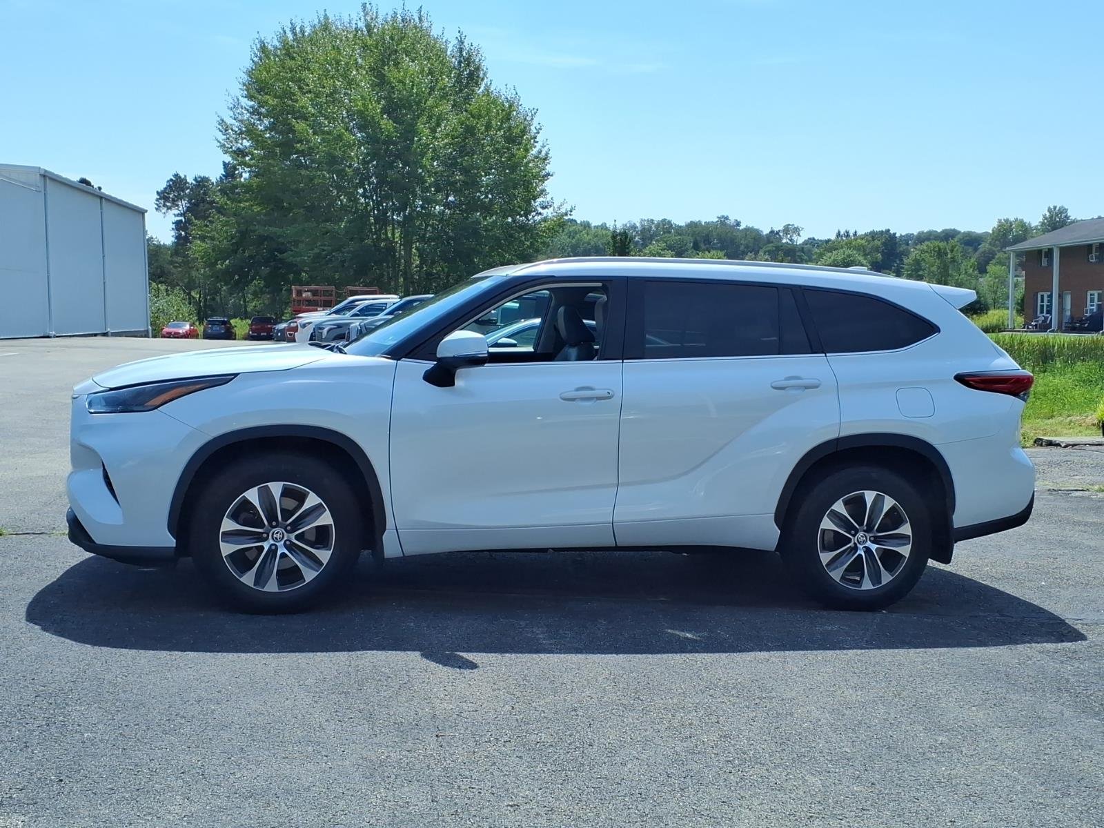 Used 2022 Wind Chill Pearl Toyota XLE image 7
