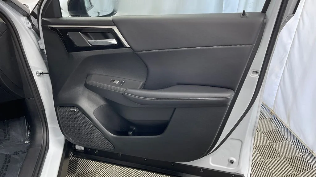 New 2026 White Diamond/Black Roof Mitsubishi TRAIL EDITION S-AWC image 32