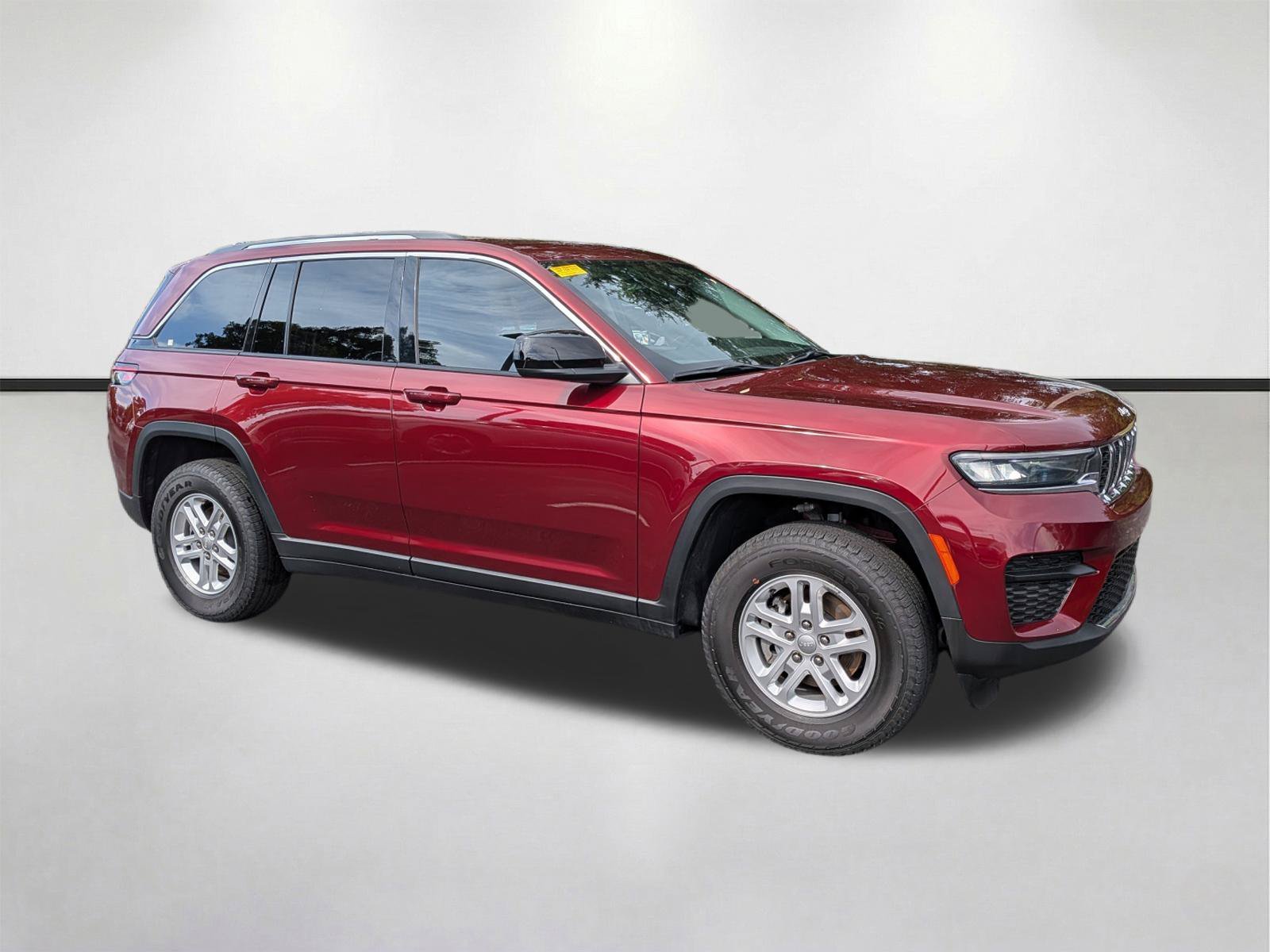Used 2024 Velvet Red Pearlcoat Jeep Laredo image 2