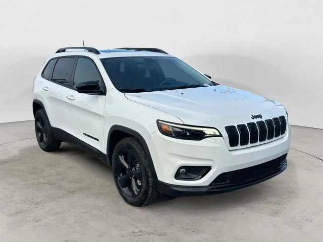 Used 2022 Bright White Clearcoat Jeep Latitude Lux image 3
