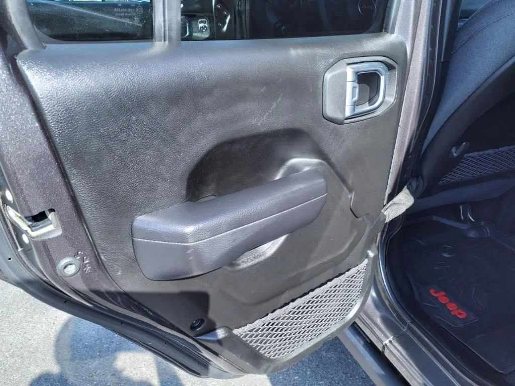 Used 2024 Granite Crystal Clearcoat Metallic Jeep Rubicon image 23