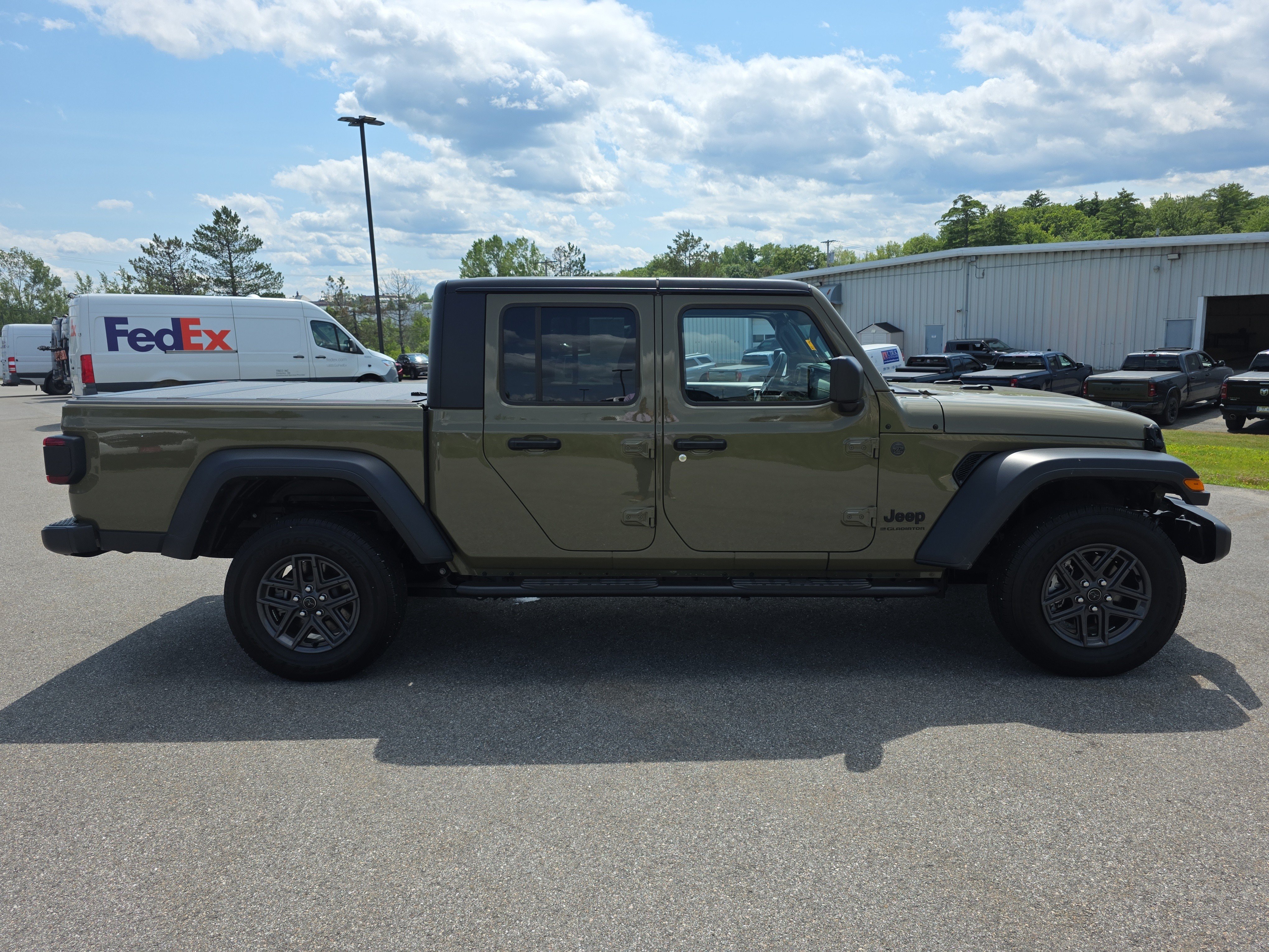 Used 2025 41 Jeep Sport S image 6