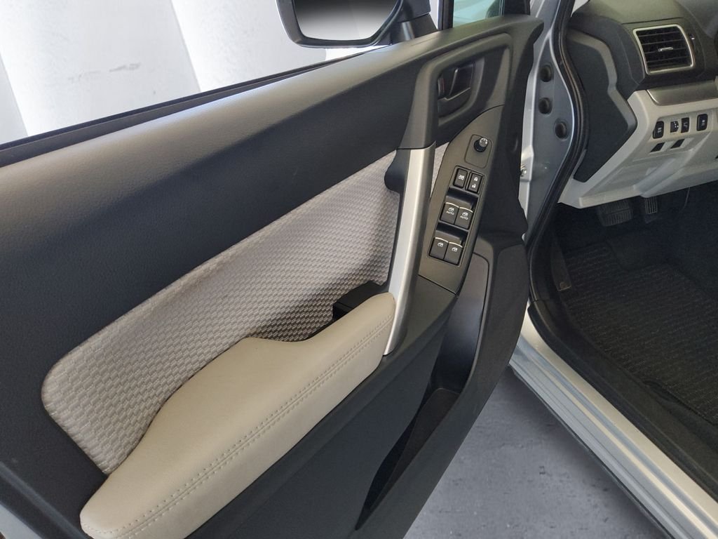 Used 2018 Silver Subaru 2.5i Premium image 12