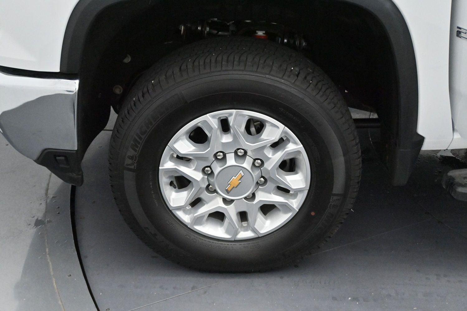 Used 2025 Summit White Chevrolet LT image 33