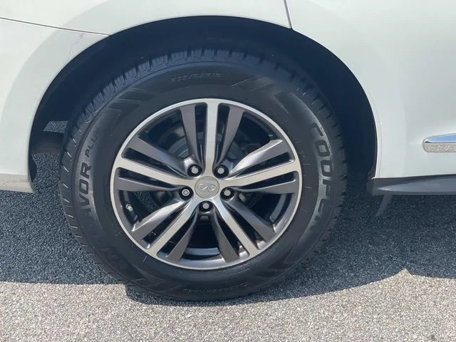 Used 2019 White INFINITI LUXE image 7