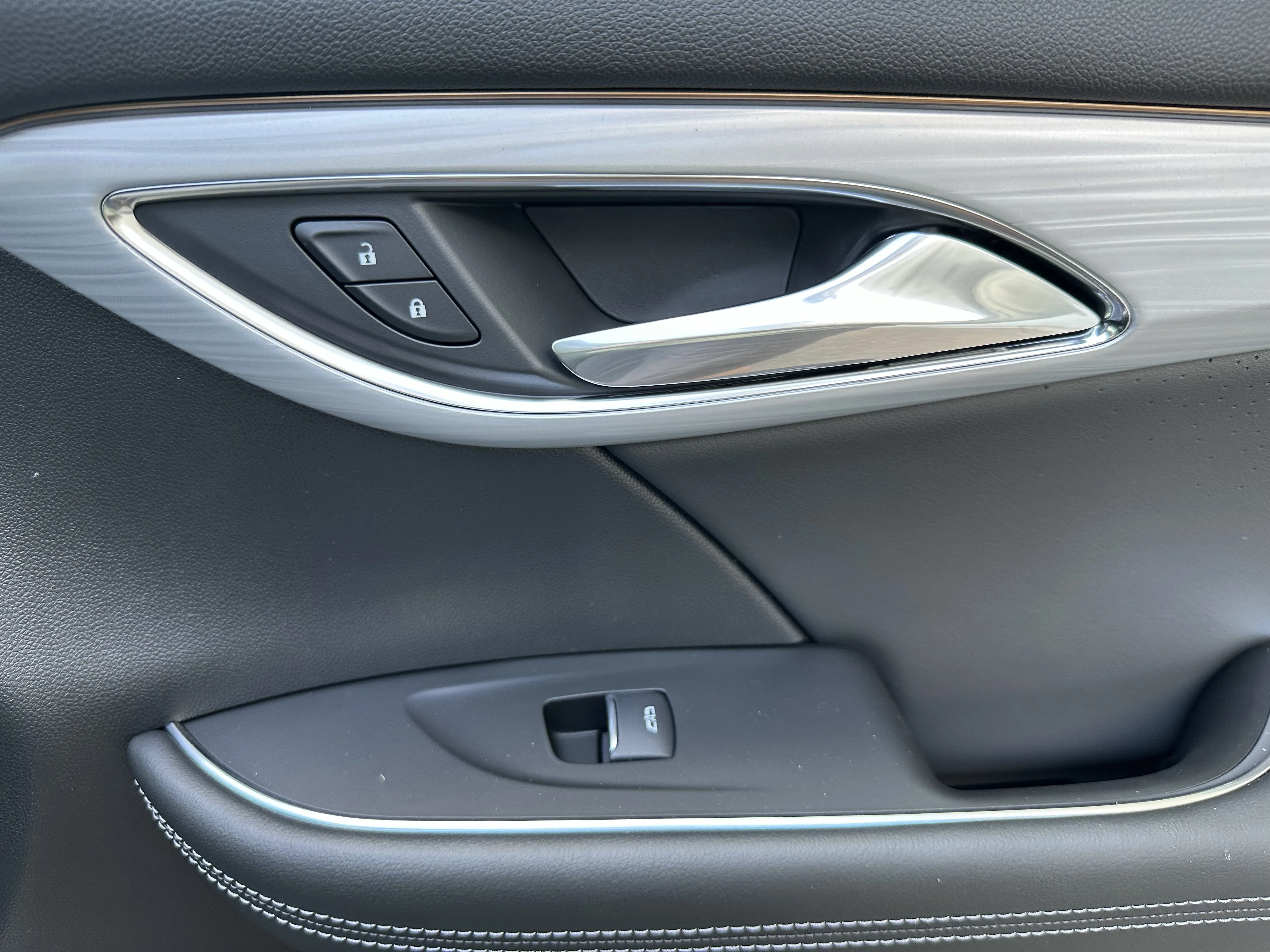 New 2026 Iridescent White Tricoat Buick Avenir image 19
