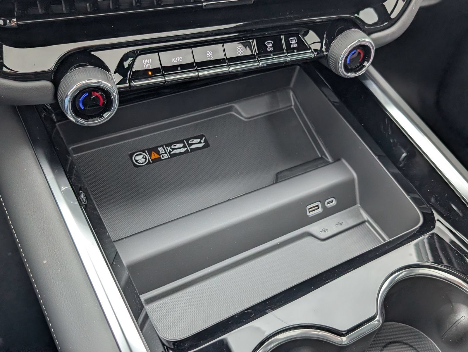 2026 Chevrolet Suburban Premier - Photo 17