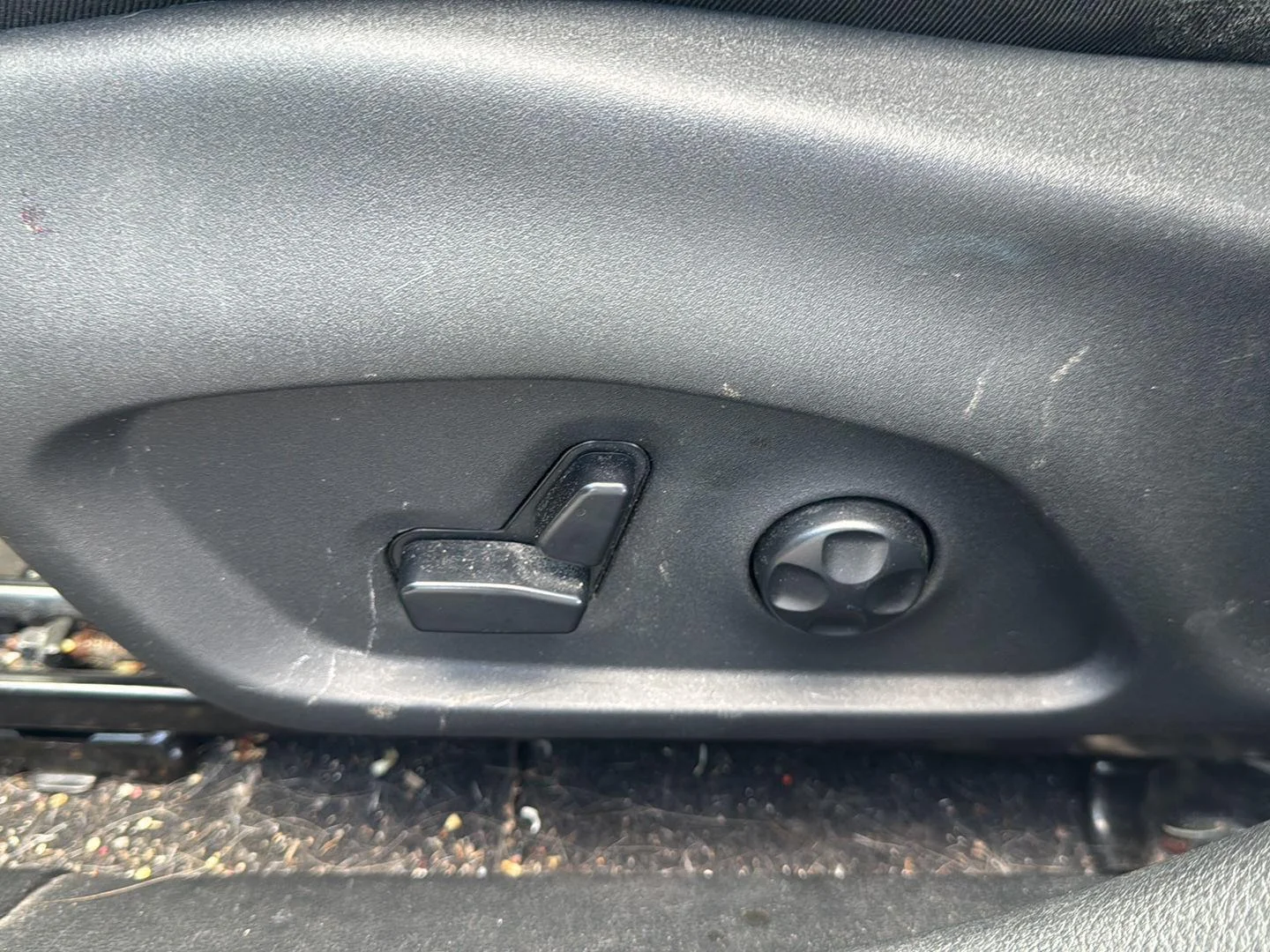 Used 2018 White Clearcoat Jeep Latitude image 7