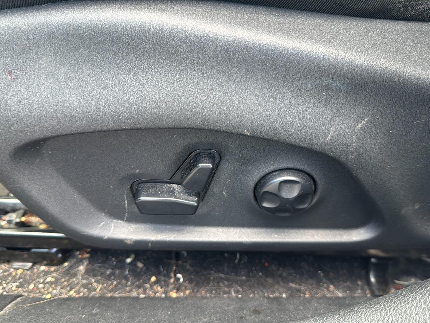 Used 2018 White Clearcoat Jeep Latitude image 7