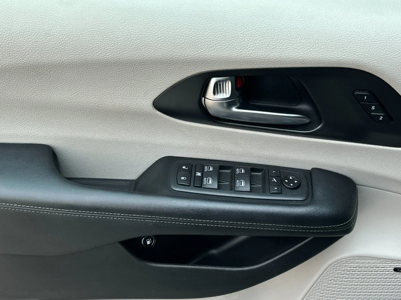 Used 2020 Ceramic Gray Clearcoat Chrysler Limited image 10