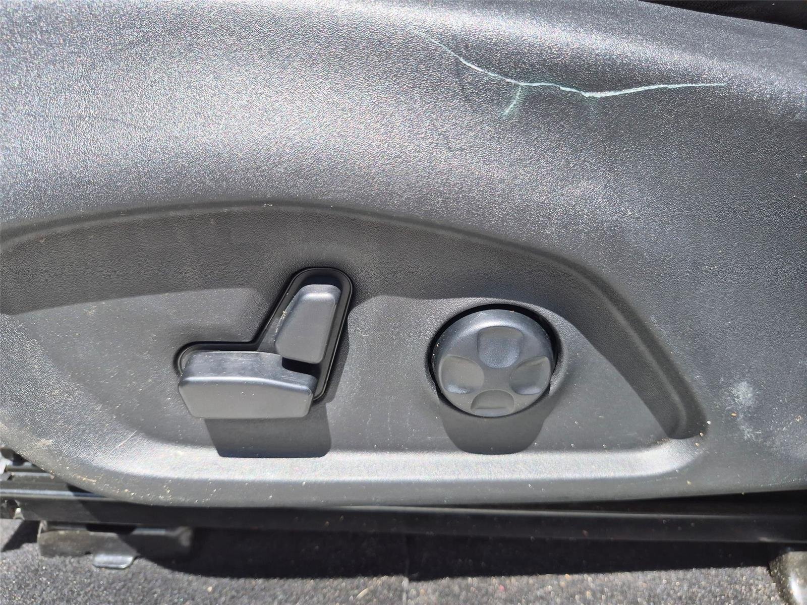 Used 2018 White Clearcoat Jeep Latitude image 15