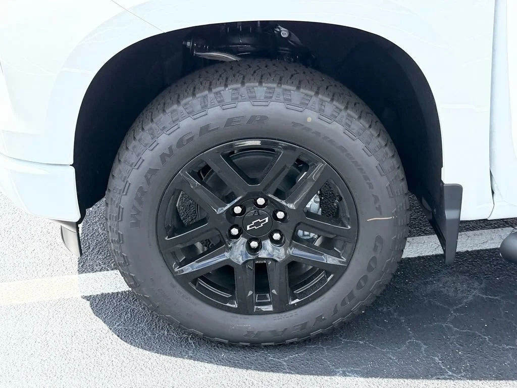 New 2026 Summit White Chevrolet RST image 9