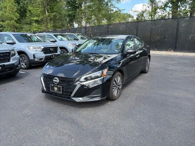 Used 2025 Super Black Clearcoat Nissan 2.5 SV image 1