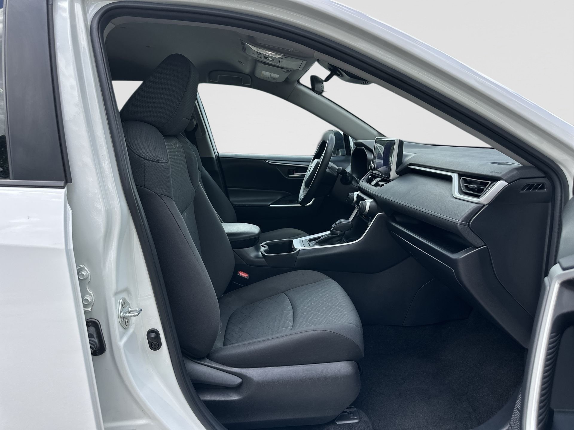 2024 Toyota RAV4 XLE - Photo 27