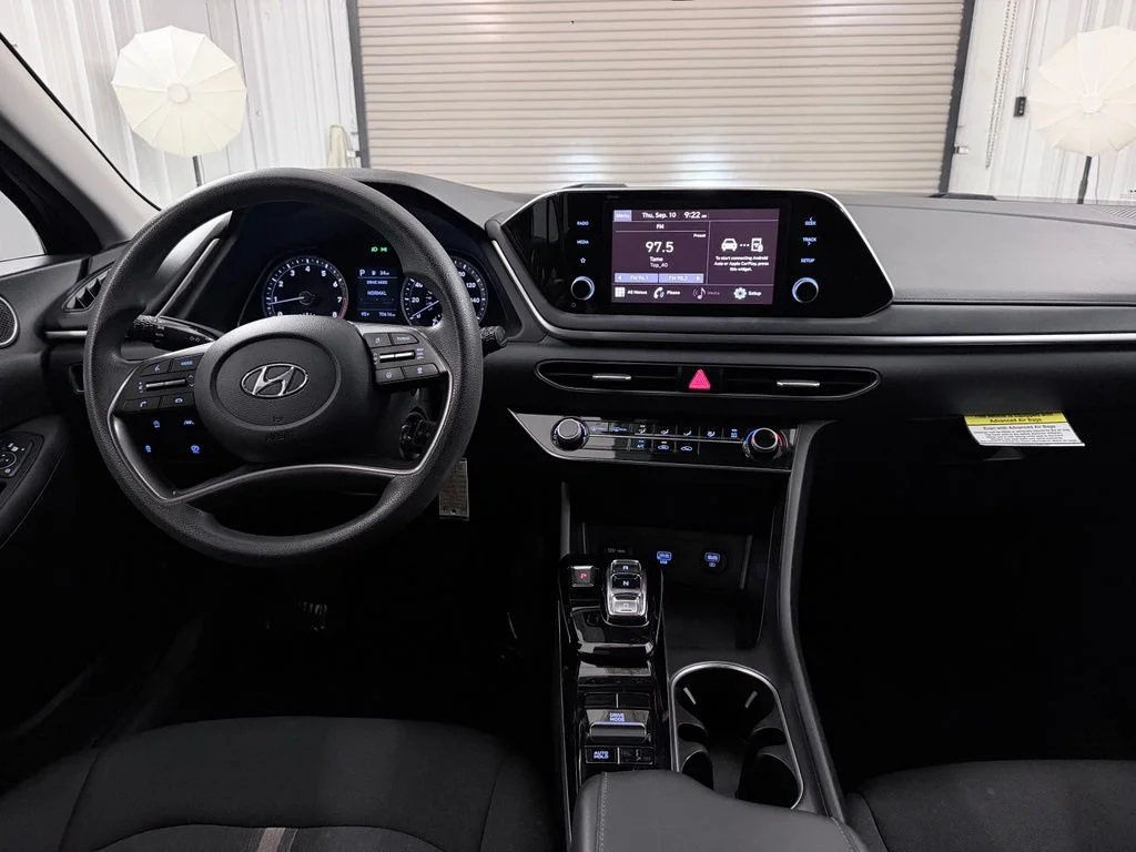 Used 2021 Black Hyundai SE image 19