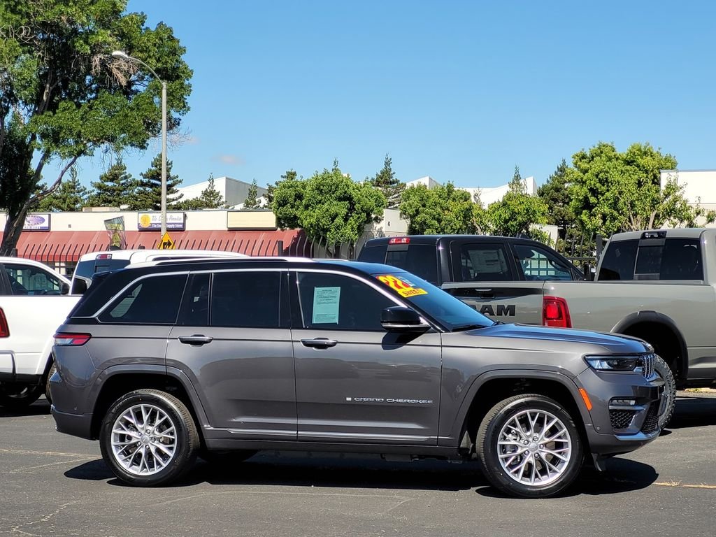Used 2022 Gray Jeep Summit 4xe image 3