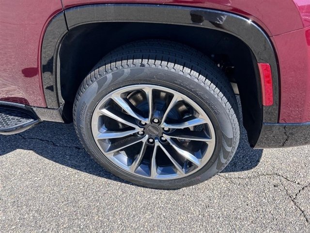 Used 2024 Velvet Red Pearl Coat (prv) Wagoneer Series II image 9