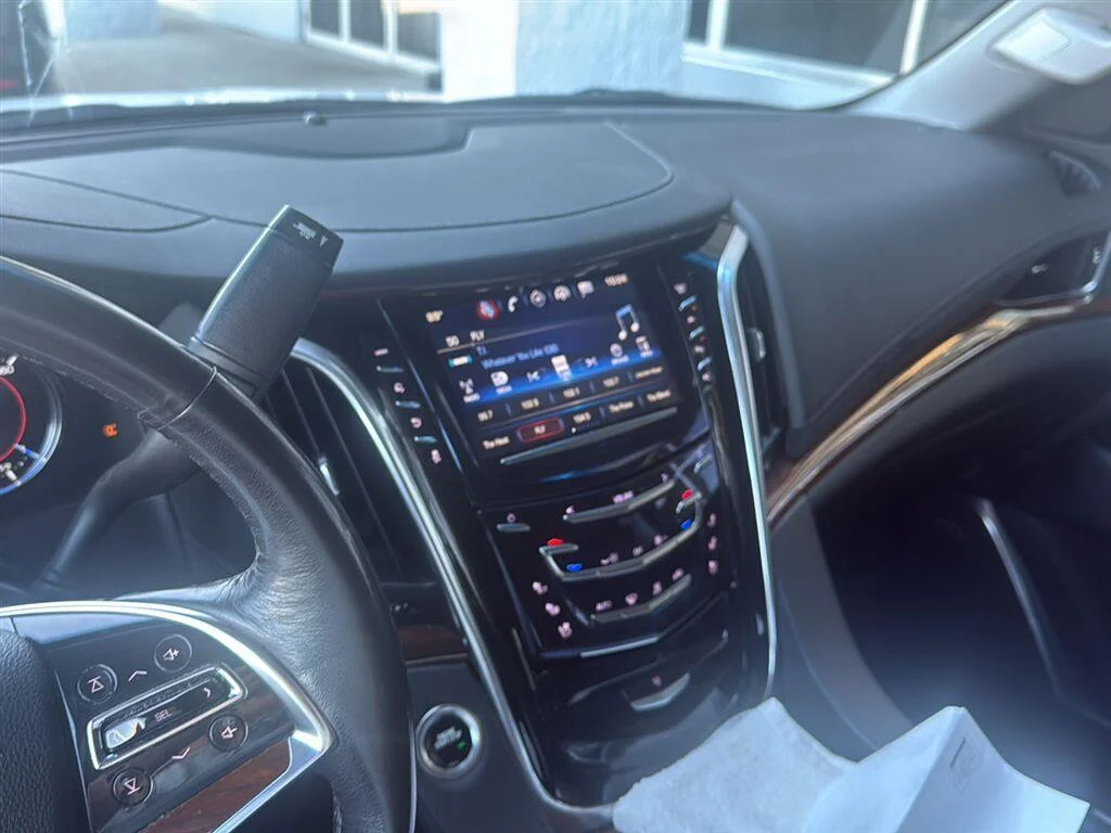 Used 2019 CRYSTAL WHITE TRICOAT Cadillac Luxury image 4