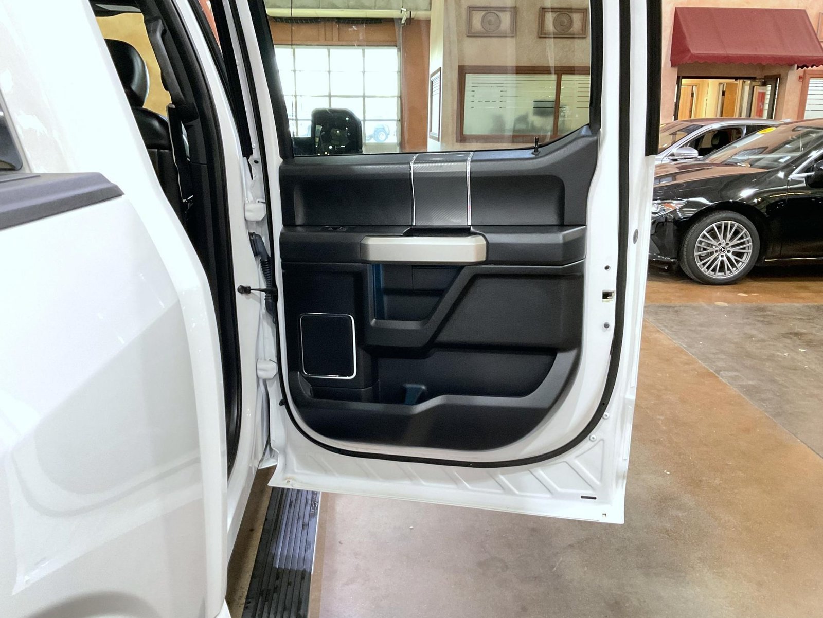 Used 2018 White Ford Lariat image 17