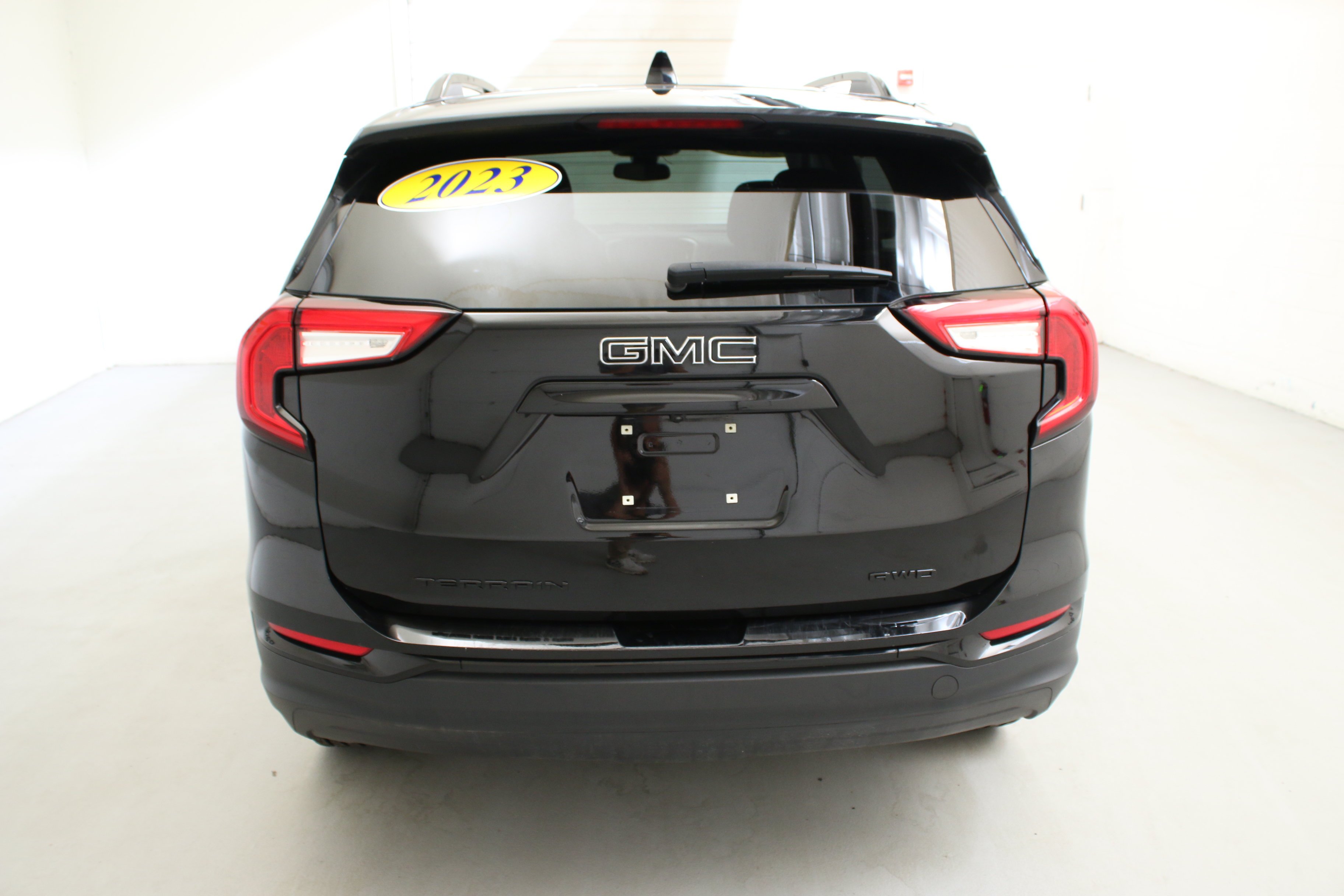 Used 2023 Ebony Twilight Metallic GMC SLE image 8