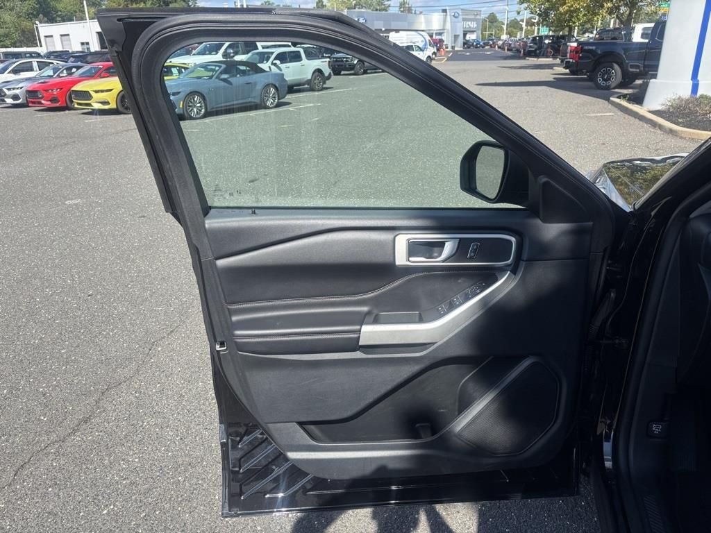 Certified Used 2022 Black Metallic Ford XLT image 14