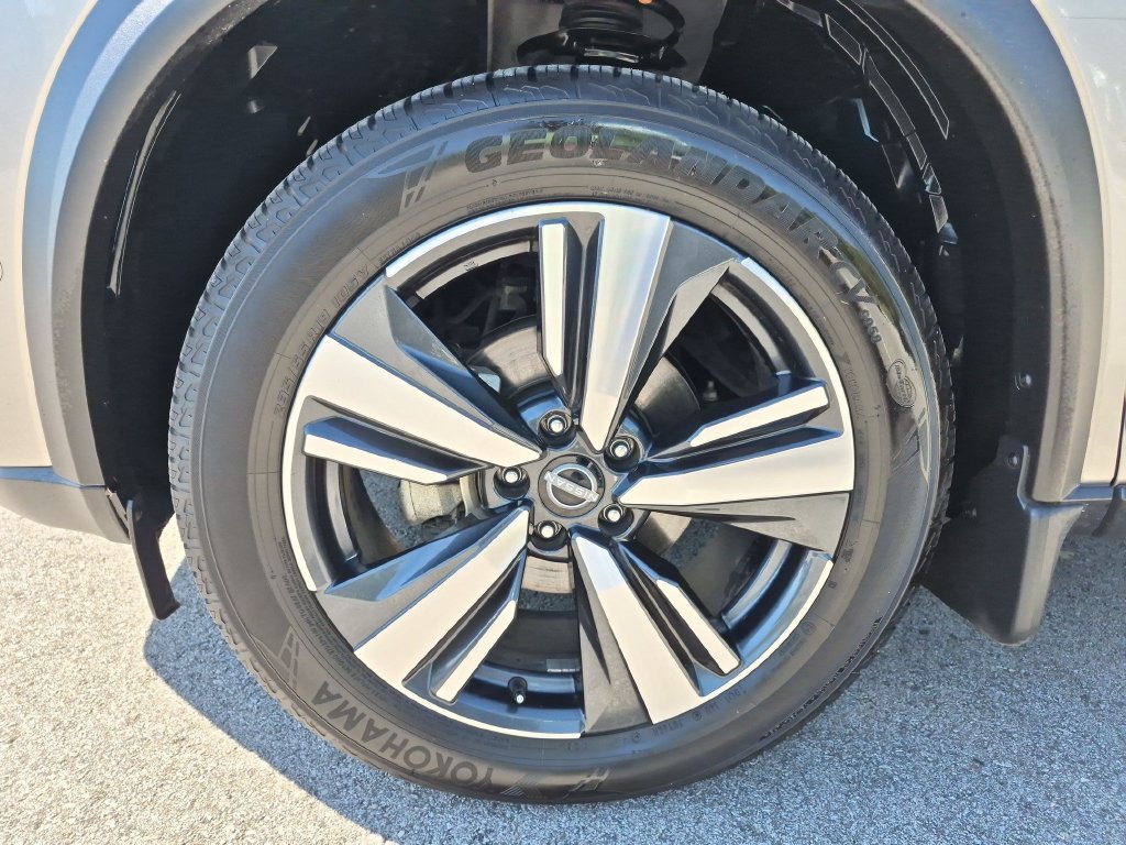Used 2022 Gold Nissan Platinum image 9