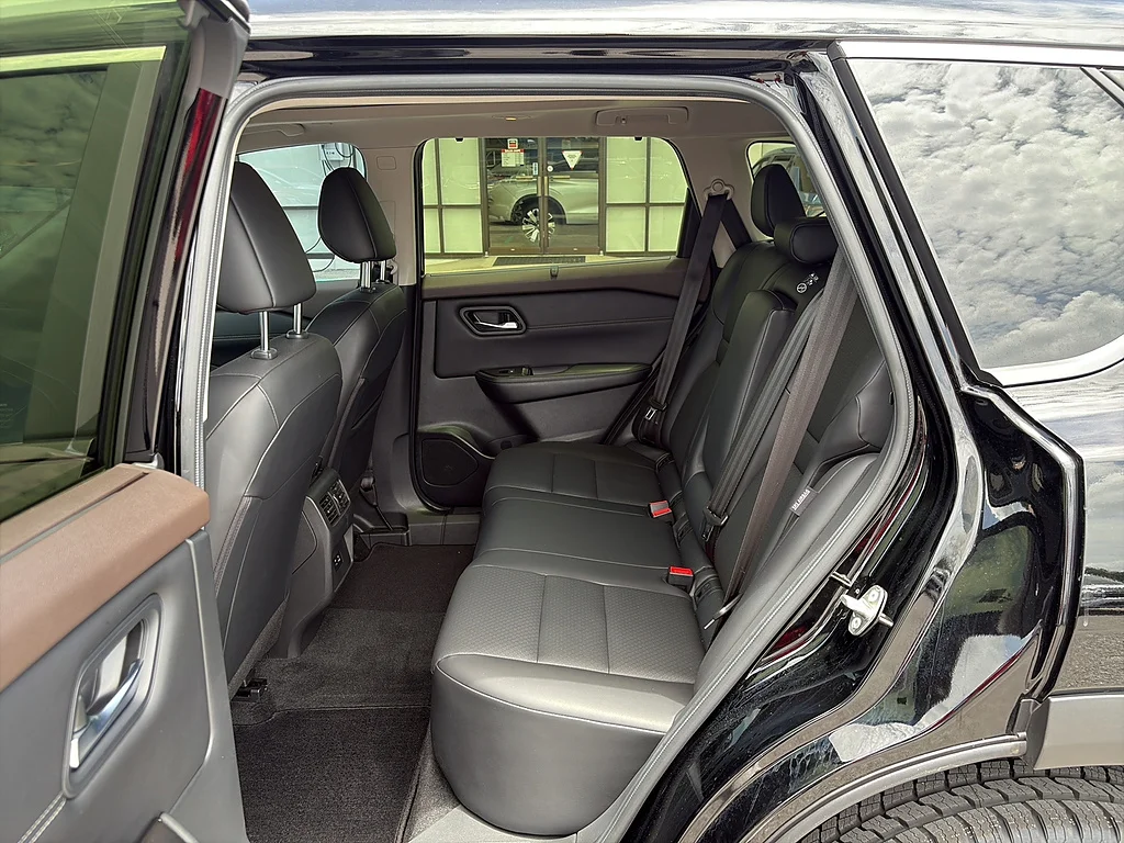 Used 2023 Super Black Nissan  image 16