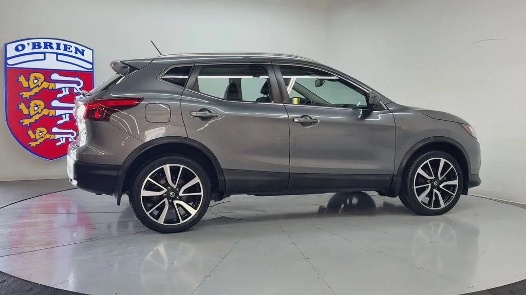 Used 2019 Gun Metallic Nissan SL image 4