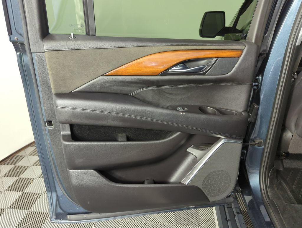 Used 2020 SHADOW METALLIC Cadillac Premium Luxury image 29