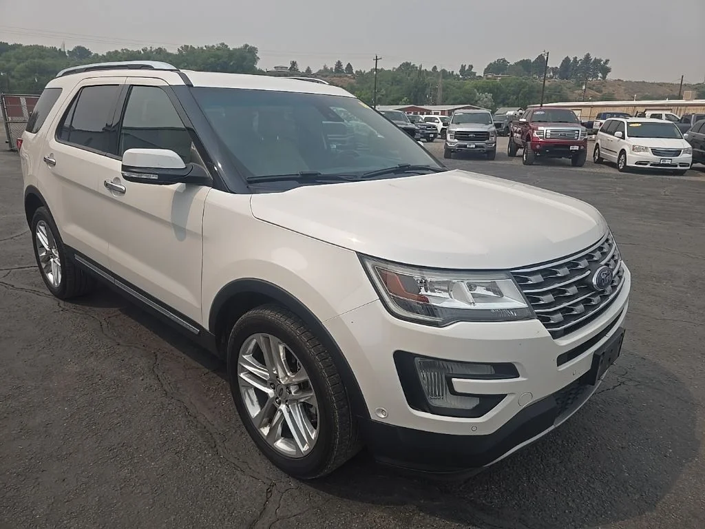 Used 2016 White Platinum Clearcoat Metallic Ford Limited image 1