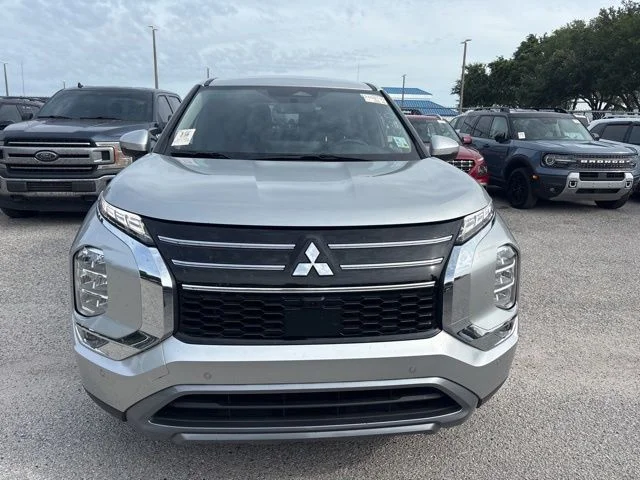Used 2025  Mitsubishi SE image 2