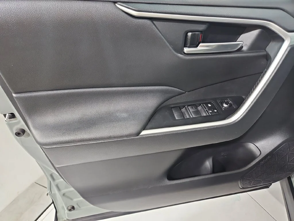 Used 2021  Toyota XLE image 11