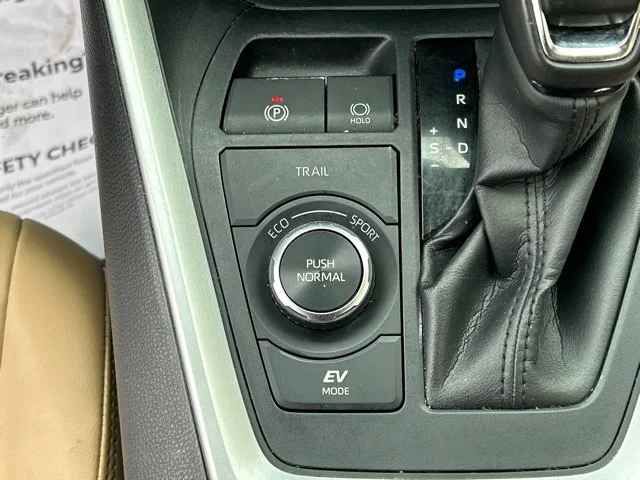 Used 2021  Toyota XLE Premium image 51