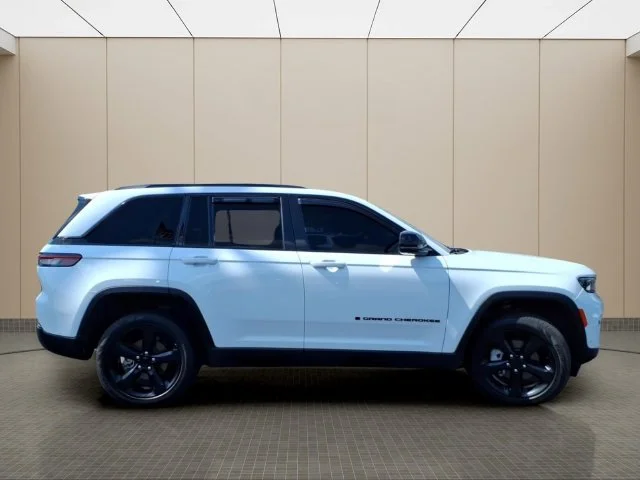 Used 2024 White Jeep Limited image 5