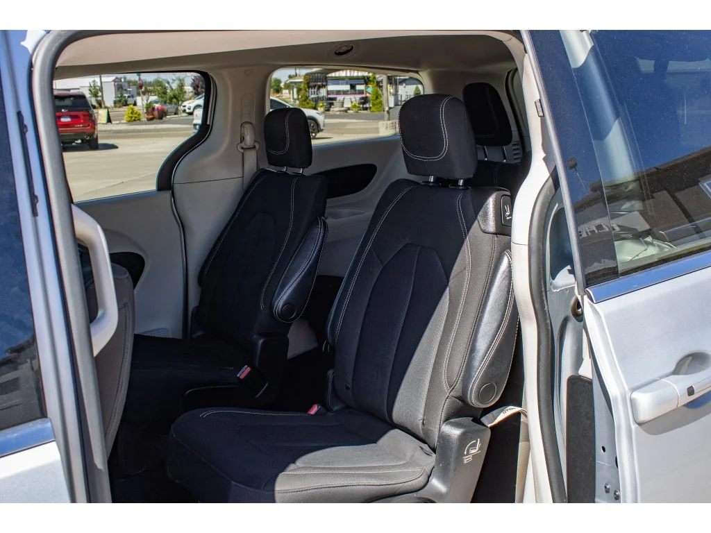 Used 2023 Silver Mist Clearcoat Chrysler LX image 18