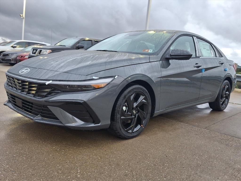 2026 Hyundai Elantra SEL Sport photo 2