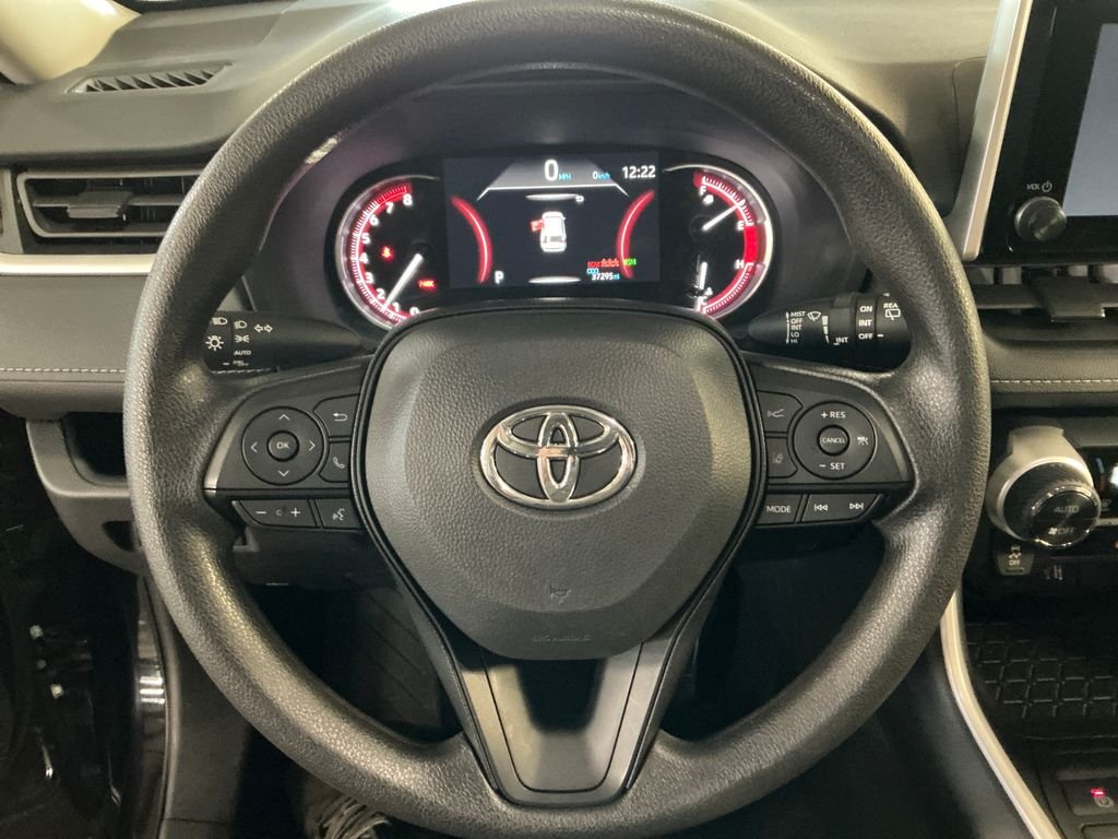 Used 2025  Toyota XLE image 18