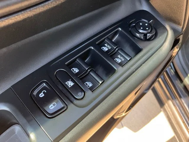 Used 2016 Black Jeep Latitude image 5