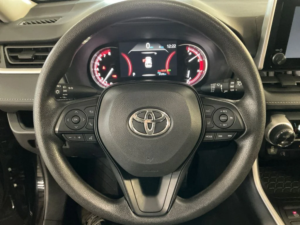 Used 2025  Toyota XLE image 18