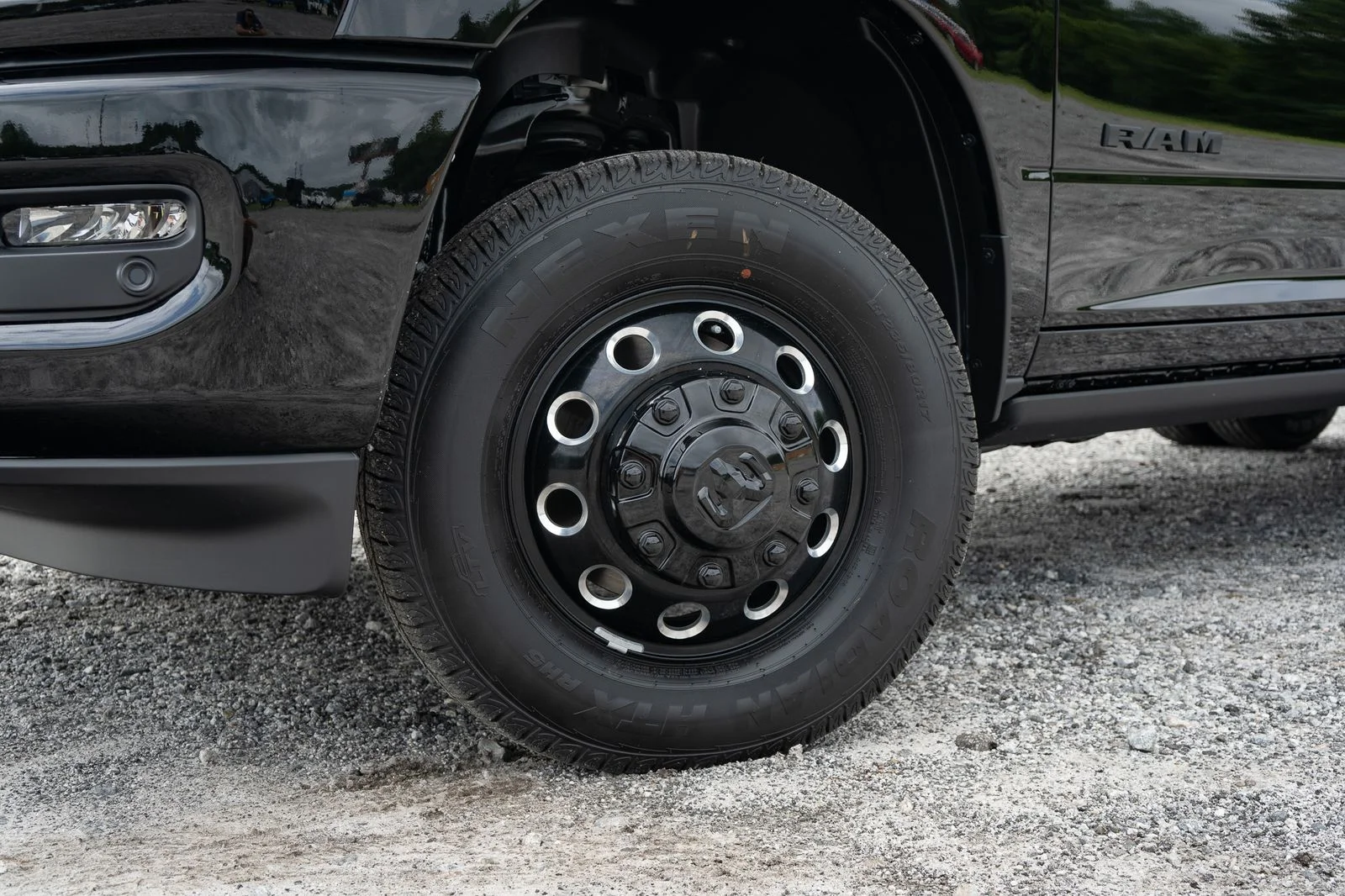 New 2026 Diamond Black Crystal Pearl-Coat Exterior Paint RAM Laramie image 7