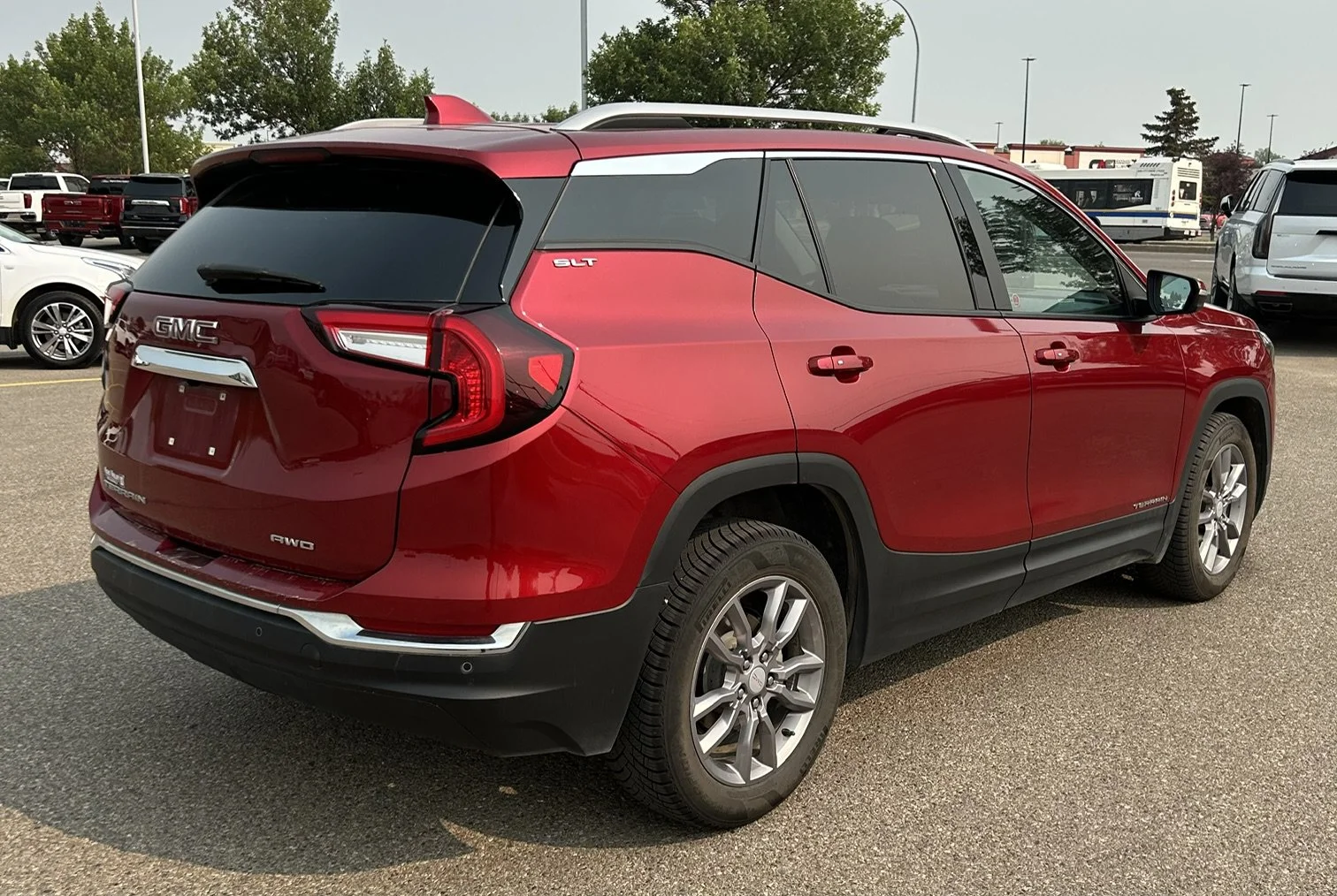 Used 2022 Red GMC SLT AWD image 5