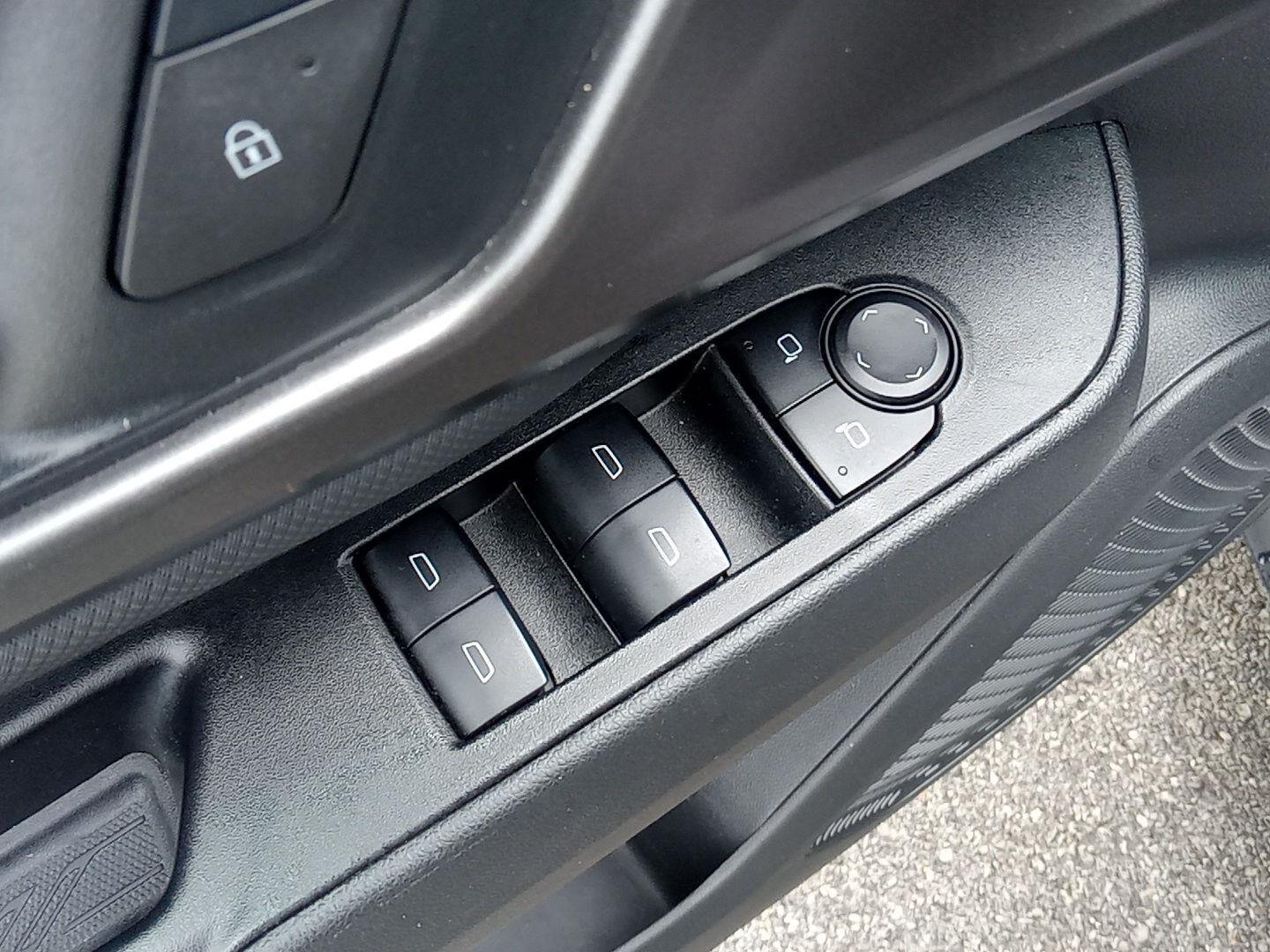2025 Chevrolet Equinox EV 1LT - Photo 6